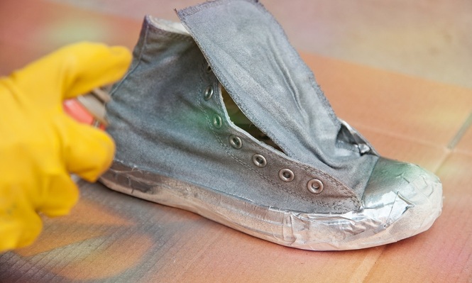 Чем покрасить подошву кроссовок